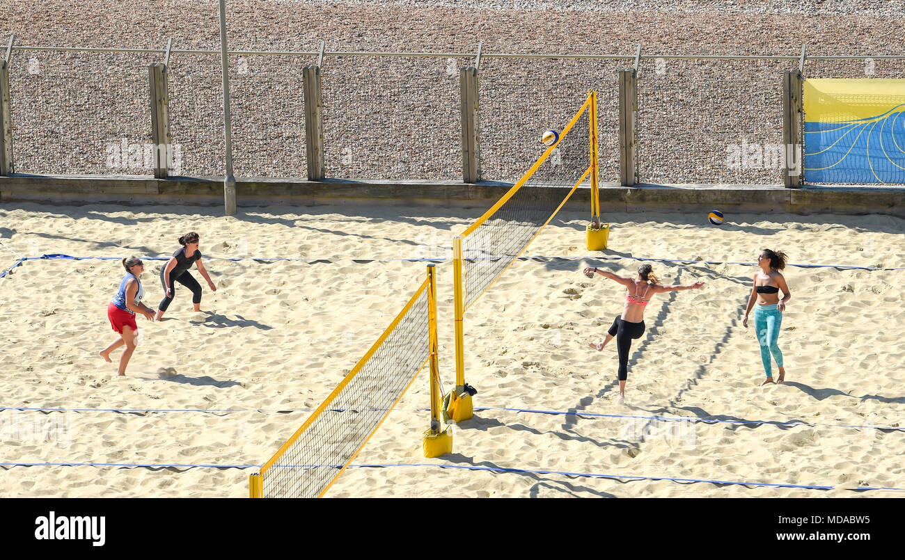 Brighton, UK. 19 Apr, 2018. Es ist an der Yellowave Beachvolleyball am Strand von Brighton beschäftigt heute morgen als Spieler, die die meisten von einem anderen heißen, sonnigen Tag zu machen. Die heissen, sonnigen Wetter ist in Großbritannien mit Temperaturen erwartet In den 20er Jahren in Teilen der South East Credit zu erreichen: Simon Dack/Alamy Live News, um fortzufahren Stockfoto