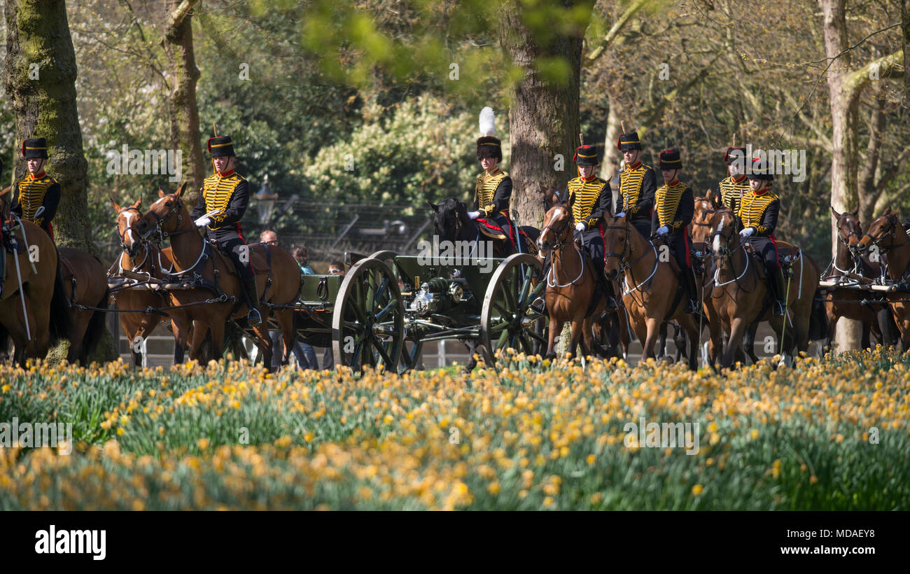 Green Park, London, UK. 19. April 2018. Soldaten, 71 Pferde und sechs Kanonen von des Königs Troop Royal Horse artillery Fire 53 Schuß Salut im Green Park als erste Commonwealth Regierungschef sich an Friary Court und schüttelt die Hand mit den britischen Premierminister. Credit: Malcolm Park/Alamy Leben Nachrichten. Stockfoto