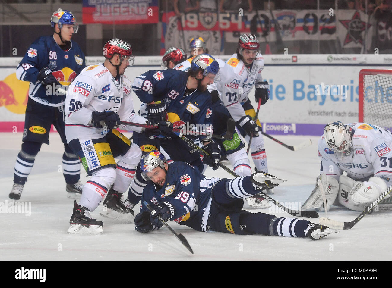 Florian KETTEMER (M) liegt auf dem Eis vor dem Ziel von Petri Vehanen (goalie B), hi. v. li: Martin BUCHWIESER (B), Maximilian KASTNER (M), Daniel FISCHBUCH (B), Aktion, Duellen. EHC Red Bull Muenchen-Eisbaeren Berlin 4-1, Hockey DEL Play-off Finale Spiel 3 am 18/04/2018. | Verwendung weltweit Stockfoto