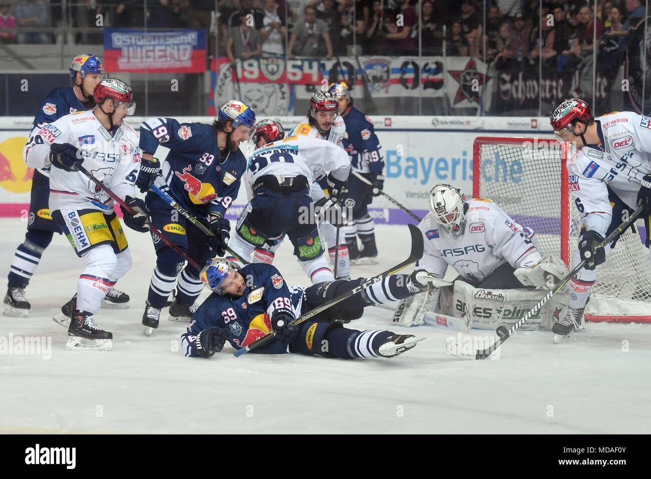 Florian KETTEMER (M) liegt auf dem Eis vor dem Ziel von Petri Vehanen (Torwart B), hi. v. li: Martin BUCHWIESER (B), Maximilian KASTNER (M), James SHEPPARD (B), Aktion, Duellen. EHC Red Bull Muenchen-Eisbaeren Berlin 4-1, Hockey DEL Play-off Finale Spiel 3 am 18/04/2018. | Verwendung weltweit Stockfoto