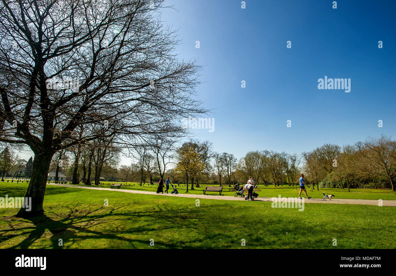 Bolton, Großbritannien. April 19, 2018. Strahlendem Sonnenschein sahen die Zuschauer in Scharen zu Moos Bank Park in Bolton am Nachmittag auf, was bisher erwartet, ist der heißeste Tag des Jahres zu sein. Die Temperaturen sind auf die Mitte 20 Celsius und die Hitzewelle wird bis zum Wochenende zu erreichen. Bild von Paul Heyes, Donnerstag, 19 April, 2018. Credit: Paul Heyes/Alamy leben Nachrichten Stockfoto