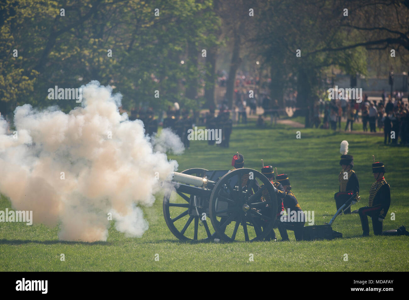 Green Park, London, UK. 19. April 2018. Soldaten, 71 Pferde und sechs Kanonen von des Königs Troop Royal Horse artillery Fire 53 Schuß Salut im Green Park als erste Commonwealth Regierungschef sich an Friary Court und schüttelt die Hand mit den britischen Premierminister. Credit: Malcolm Park/Alamy Leben Nachrichten. Stockfoto