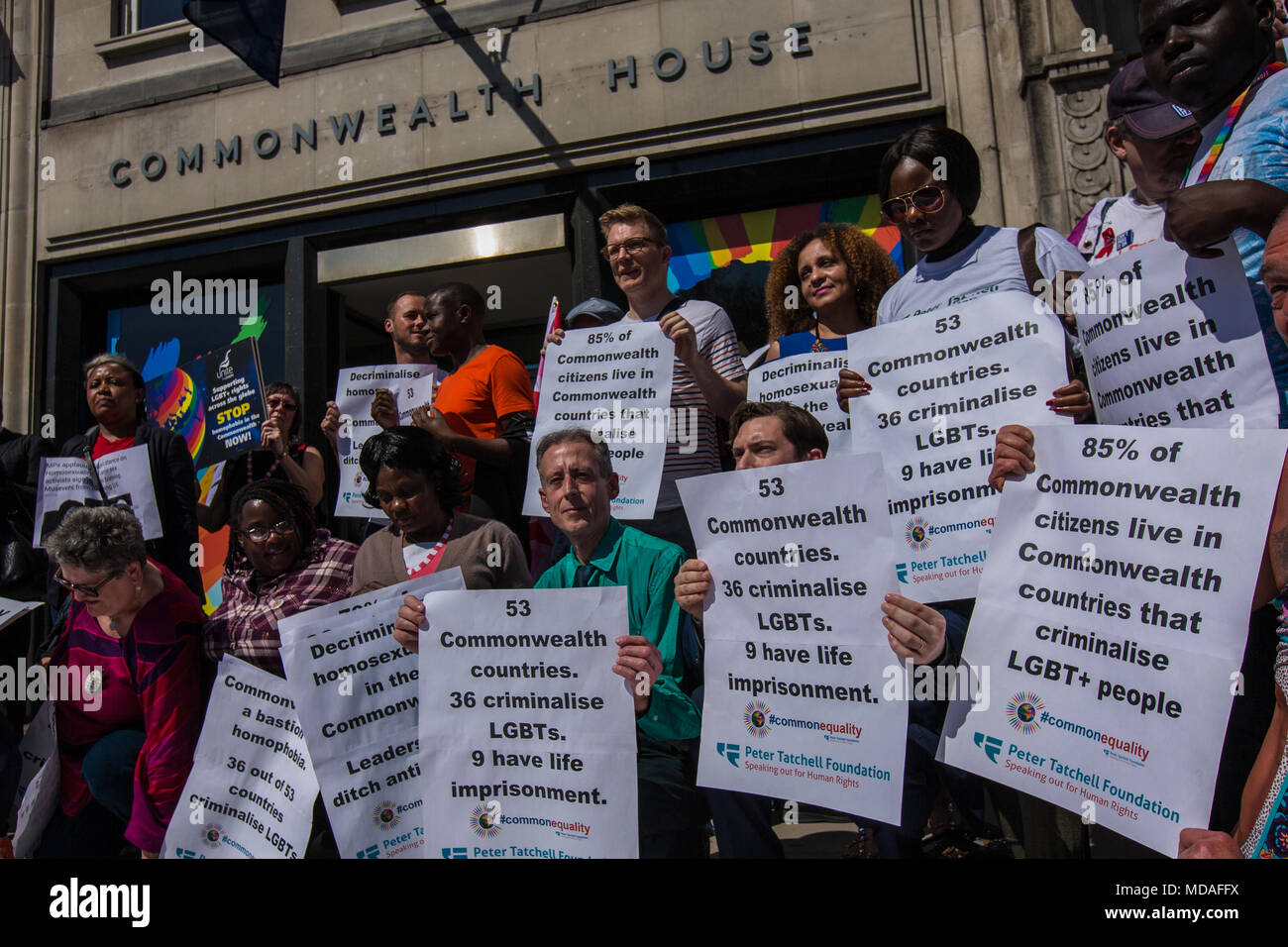 London, Großbritannien. 19. April 2018. Die Demonstranten versammelten sich vor der Tagung der Regierungschefs des Commonwealth in London ein Ende im Übrigen 37 Länder des Commonwealth zu Homophobie zu verlangen. David Rowe/Alamy leben Nachrichten Stockfoto