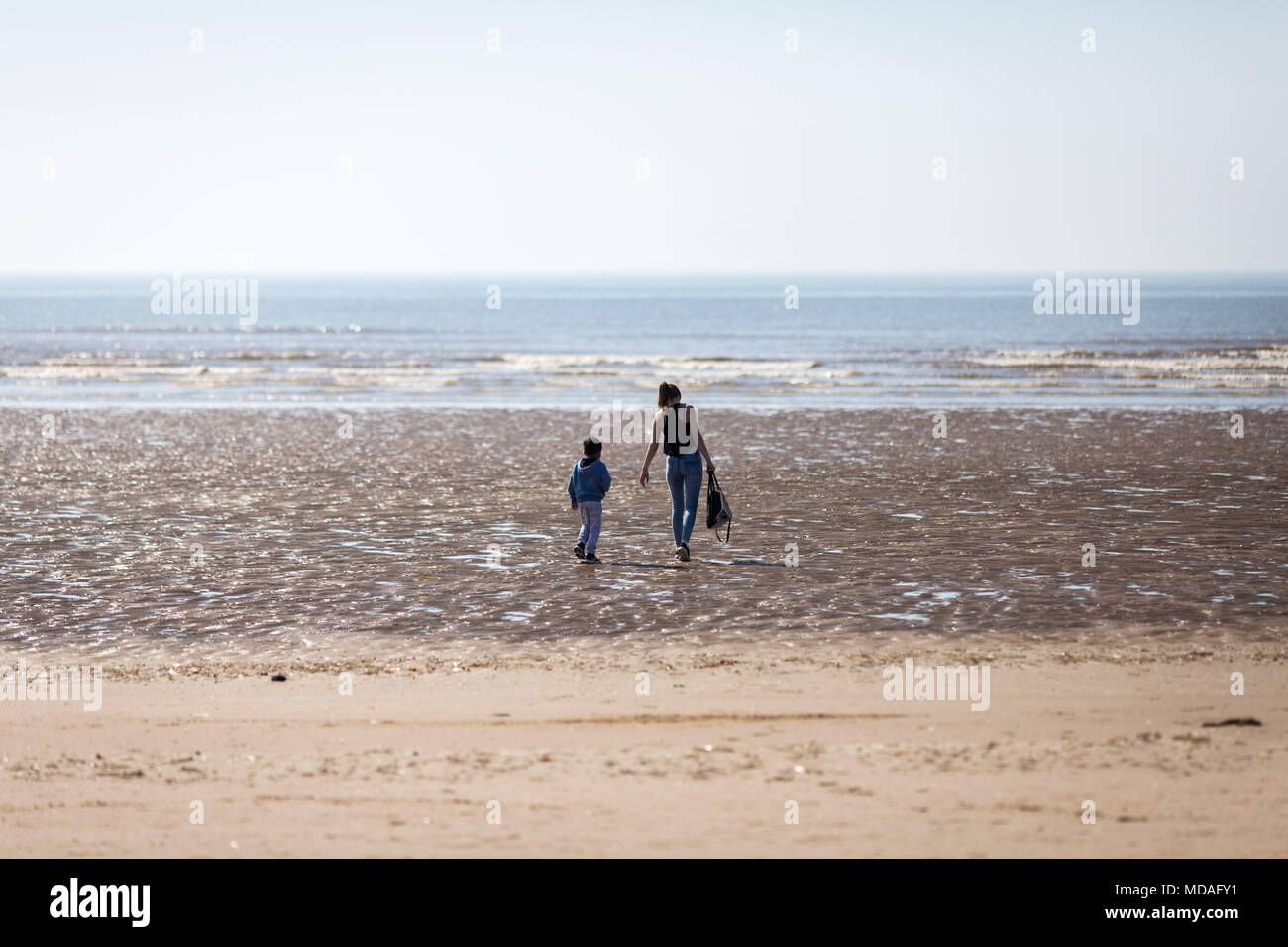 Lytham St Annes, Lancashire, UK. 19.4./18 sonnige Wetter am Strand in Lytham St Annes, Lancashire, heute Heute bei steigenden Temperaturen in ganz Großbritannien. (Donnerstag 19. April 2018). Bild von Chris Bull/Alamy leben Nachrichten Stockfoto