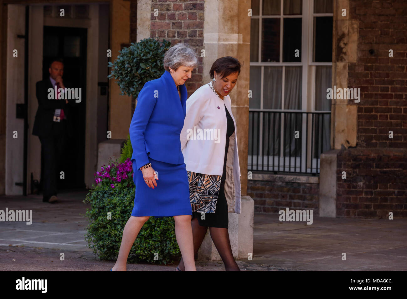 London, Großbritannien. 19. April 2018. Premierminister des Vereinigten Königreichs, Teresa und die Commonwealth Generalsekretär Patricia Schottland an der Friary Court während der Tagung der Regierungschefs des Commonwealth in London, England, 19. April 2018. Quelle: Michal Busko/Alamy leben Nachrichten Stockfoto