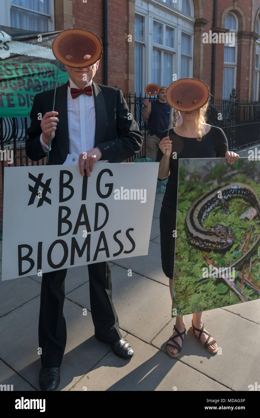 London, Großbritannien. 18. April 2018. Umwelt Gruppe Biofuelwatch halten sie ihre "Zeit zu Zweig' Maskenball Wald Flashmob außerhalb des Marylebone Hotel, wo die größte internationale Biomasse Konferenz stattfand. Biomasse, wie die von Enviva zu Kraftwerk Drax in Großbritannien geliefert, kommt aus Kahlschlag einzigartige Ökosysteme in den Süden der USA, die Schaffung großer Umweltzerstörung und Dumping giftigen Staub in der Nähe von Gemeinden, Wälder in Sägemehl pellets. e metho Credit: Peter Marschall/Alamy leben Nachrichten Stockfoto