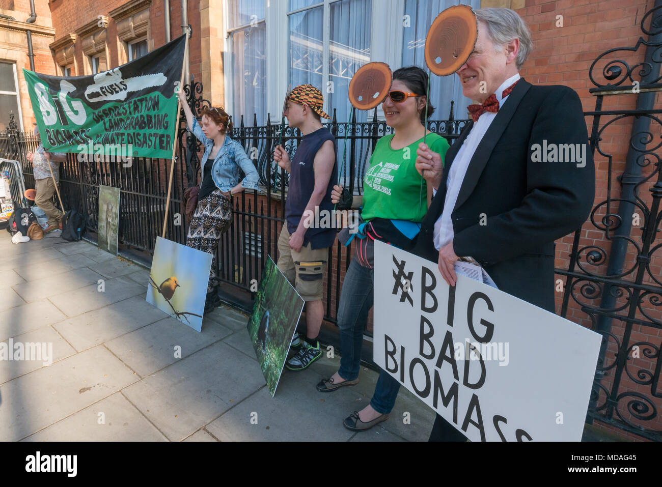 London, Großbritannien. 18. April 2018. Umwelt Gruppe Biofuelwatch halten sie ihre "Zeit zu Zweig' Maskenball Wald Flashmob außerhalb des Marylebone Hotel, wo die größte internationale Biomasse Konferenz stattfand. Biomasse, wie die von Enviva zu Kraftwerk Drax in Großbritannien geliefert, kommt aus Kahlschlag einzigartige Ökosysteme in den Süden der USA, die Schaffung großer Umweltzerstörung und Dumping giftigen Staub in der Nähe von Gemeinden, Wälder in Sägemehl pellets. e metho Credit: Peter Marschall/Alamy leben Nachrichten Stockfoto