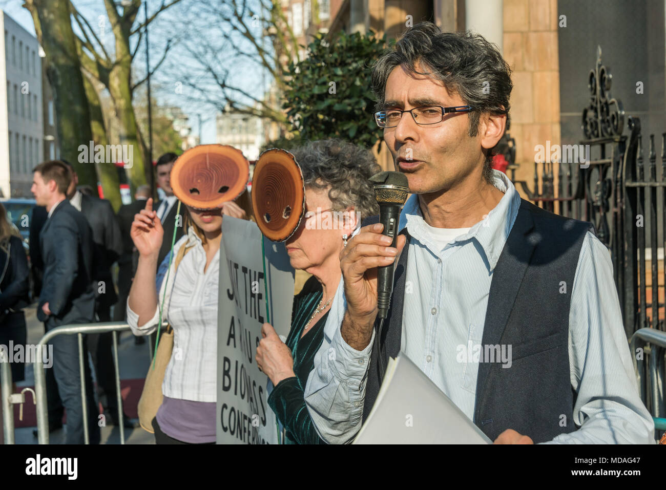 London, Großbritannien. 18. April 2018. Umwelt Gruppe Biofuelwatch halten sie ihre "Zeit zu Zweig' Maskenball Wald Flashmob außerhalb des Marylebone Hotel, wo die größte internationale Biomasse Konferenz stattfand. Biomasse, wie die von Enviva zu Kraftwerk Drax in Großbritannien geliefert, kommt aus Kahlschlag einzigartige Ökosysteme in den Süden der USA, die Schaffung großer Umweltzerstörung und Dumping giftigen Staub in der Nähe von Gemeinden, Wälder in Sägemehl pellets. e metho Credit: Peter Marschall/Alamy leben Nachrichten Stockfoto