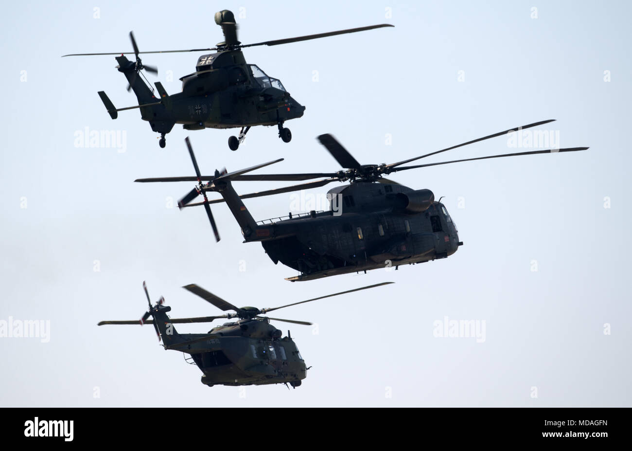 19 April 18 Deutschland Schonefeld Drei Deutsche Bundeswehr Hubschrauber Oben Unten Tiger Ch 53 Und Nh90