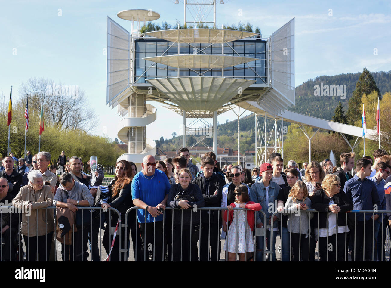 Saint-Dié-des-Vosges, Frankreich. 18. April 2018. Emmanuel Längestrich in Saint-Dié-des-Vosges am 18. April 2018. Besuch im Rahmen der Aktion des Gouvermenet "Herz der Stadt", die Revitalisierung der mittelgroßen Städte, Innovation und territoriale Kooperation, Wiederbelebung ländlicher Gebiete, Kreislaufwirtschaft und Kurzschlüsse. Ankunft, die lokalen Beamten, David Valence Bürgermeister von Saint-Dié-des-Vosges, Jean Rottner Präsident des Grand Est Region, Menge Bäder, treffen Händler, Interview- und Abreise. Credit: Francois pauletto/Alamy leben Nachrichten Stockfoto