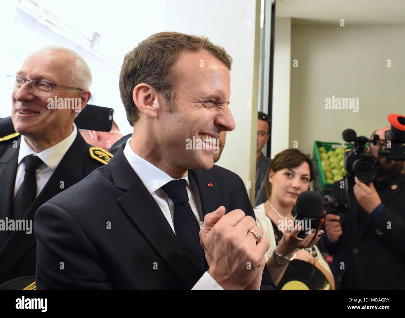Saint-Dié-des-Vosges, Frankreich. 18. April 2018. Emmanuel Längestrich in Saint-Dié-des-Vosges am 18. April 2018. Besuch im Rahmen der Aktion des Gouvermenet "Herz der Stadt", die Revitalisierung der mittelgroßen Städte, Innovation und territoriale Kooperation, Wiederbelebung ländlicher Gebiete, Kreislaufwirtschaft und Kurzschlüsse. Ankunft, die lokalen Beamten, David Valence Bürgermeister von Saint-Dié-des-Vosges, Jean Rottner Präsident des Grand Est Region, Menge Bäder, treffen Händler, Interview- und Abreise. Credit: Francois pauletto/Alamy leben Nachrichten Stockfoto