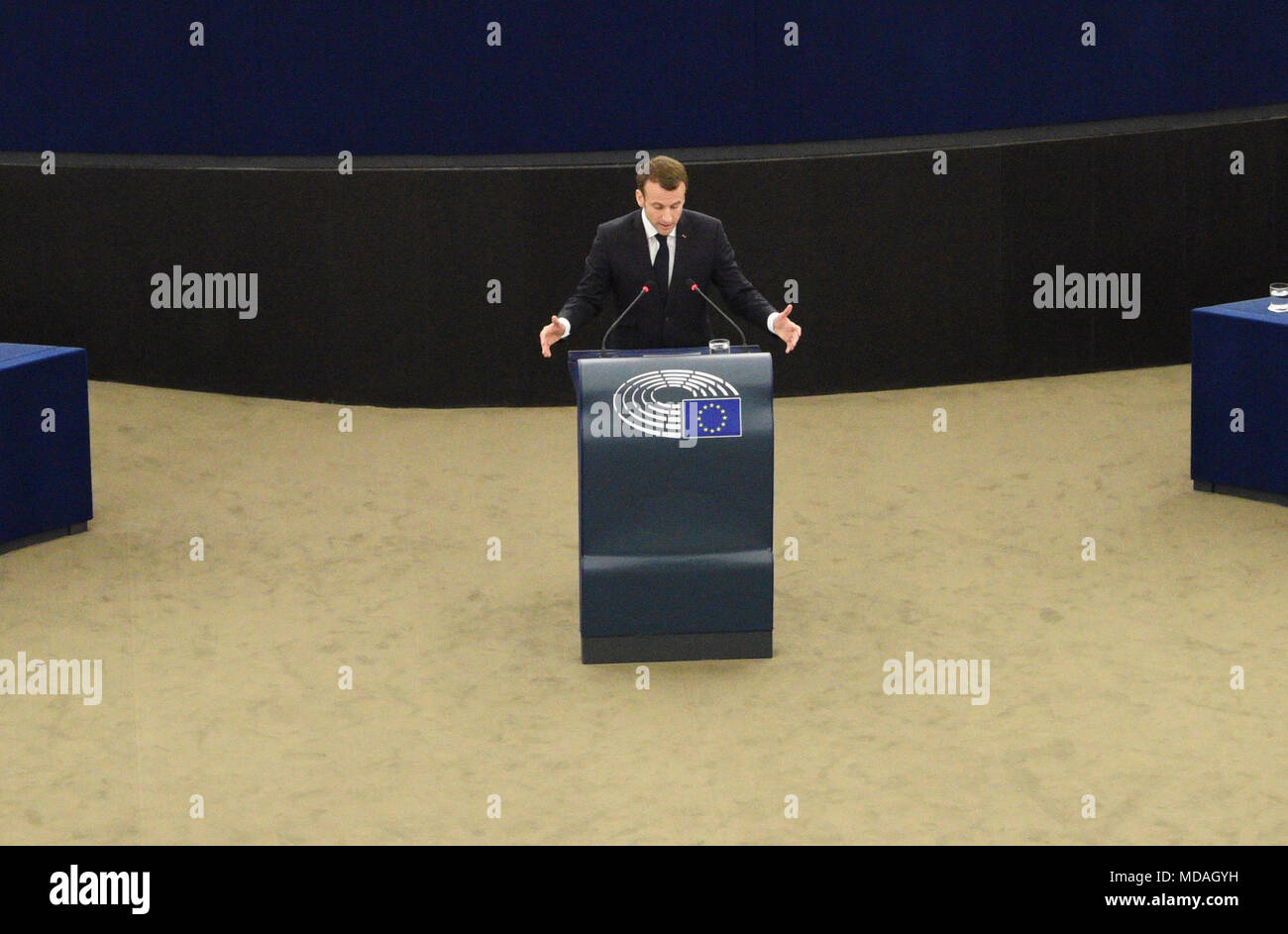 Straßburg, Frankreich. 17. April 2018. Emmanuel Macon in Straßburg vor dem Europäischen Parlament am 17. April 2018. Rede und Antonio Tajani Treffen der Präsidenten des Europäischen Parlaments. Unterschrift des dreijährigen Vertrag Straßburger europäische Hauptstadt", anstelle von Europa, in Anwesenheit von Frau Nathalie Loiseau Minister für Europäische Angelegenheiten, Roland Ries Bürgermeister von Straßburg, Alain Fontanelle erster stellvertretender Bürgermeister von Straßburg, Jean Luc Marx Präfekt der Grand Est. Quelle: Avenir Bilder/Alamy leben Nachrichten Stockfoto