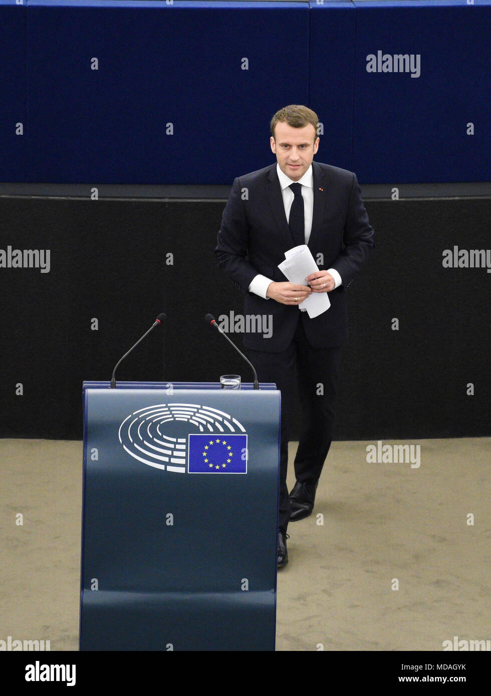 Straßburg, Frankreich. 17. April 2018. Emmanuel Macon in Straßburg vor dem Europäischen Parlament am 17. April 2018. Rede und Antonio Tajani Treffen der Präsidenten des Europäischen Parlaments. Unterschrift des dreijährigen Vertrag Straßburger europäische Hauptstadt", anstelle von Europa, in Anwesenheit von Frau Nathalie Loiseau Minister für Europäische Angelegenheiten, Roland Ries Bürgermeister von Straßburg, Alain Fontanelle erster stellvertretender Bürgermeister von Straßburg, Jean Luc Marx Präfekt der Grand Est. Quelle: Avenir Bilder/Alamy leben Nachrichten Stockfoto