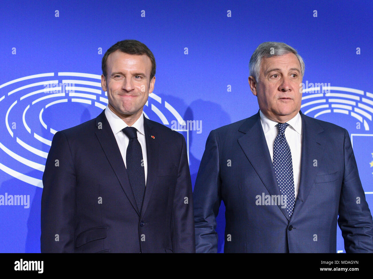 Straßburg, Frankreich. 17. April 2018. Emmanuel Macon in Straßburg vor dem Europäischen Parlament am 17. April 2018. Rede und Antonio Tajani Treffen der Präsidenten des Europäischen Parlaments. Unterschrift des dreijährigen Vertrag Straßburger europäische Hauptstadt", anstelle von Europa, in Anwesenheit von Frau Nathalie Loiseau Minister für Europäische Angelegenheiten, Roland Ries Bürgermeister von Straßburg, Alain Fontanelle erster stellvertretender Bürgermeister von Straßburg, Jean Luc Marx Präfekt der Grand Est. Quelle: Avenir Bilder/Alamy leben Nachrichten Stockfoto
