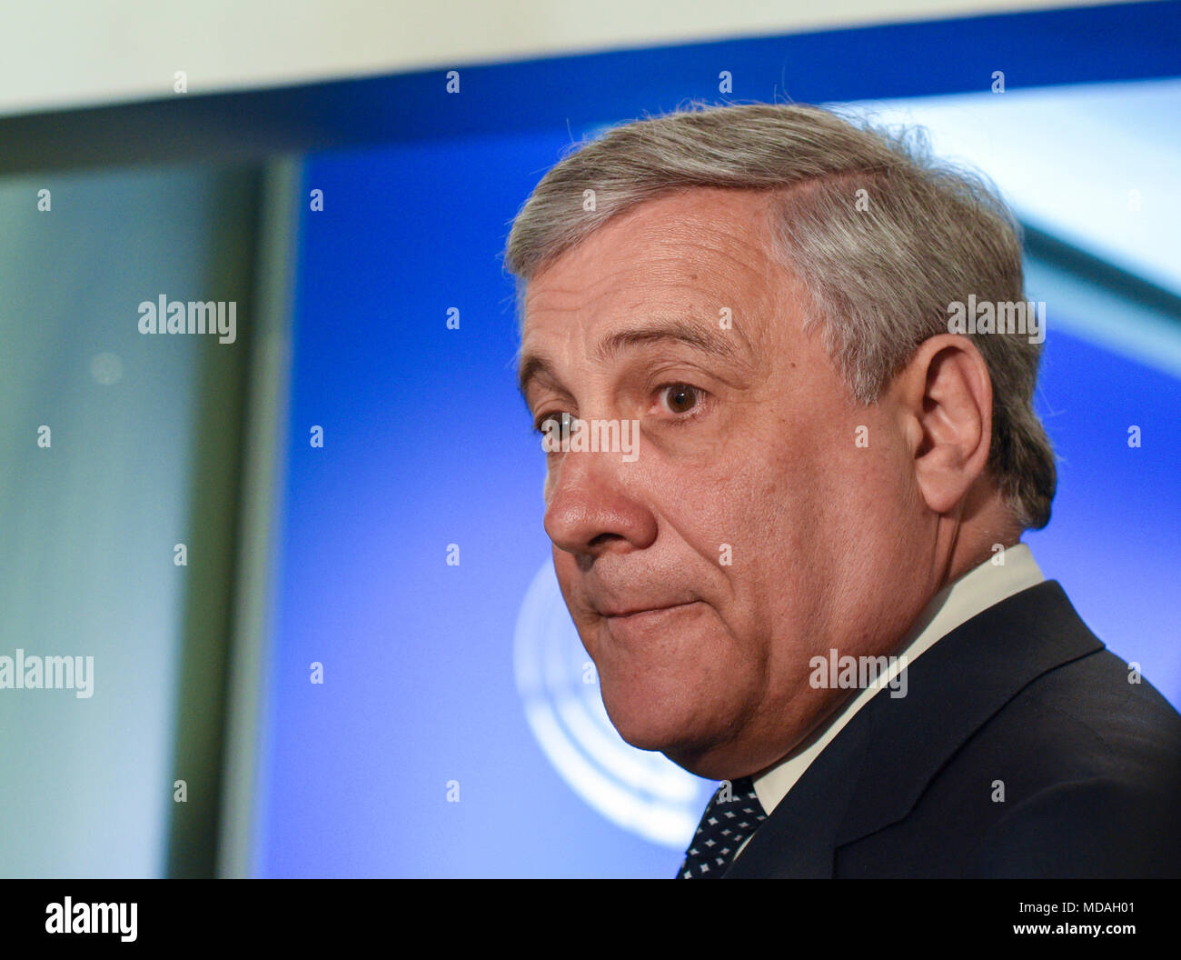 Straßburg, Frankreich. 17. April 2018. Emmanuel Macon in Straßburg vor dem Europäischen Parlament am 17. April 2018. Rede und Antonio Tajani Treffen der Präsidenten des Europäischen Parlaments. Unterschrift des dreijährigen Vertrag Straßburger europäische Hauptstadt", anstelle von Europa, in Anwesenheit von Frau Nathalie Loiseau Minister für Europäische Angelegenheiten, Roland Ries Bürgermeister von Straßburg, Alain Fontanelle erster stellvertretender Bürgermeister von Straßburg, Jean Luc Marx Präfekt der Grand Est. Quelle: Avenir Bilder/Alamy leben Nachrichten Stockfoto