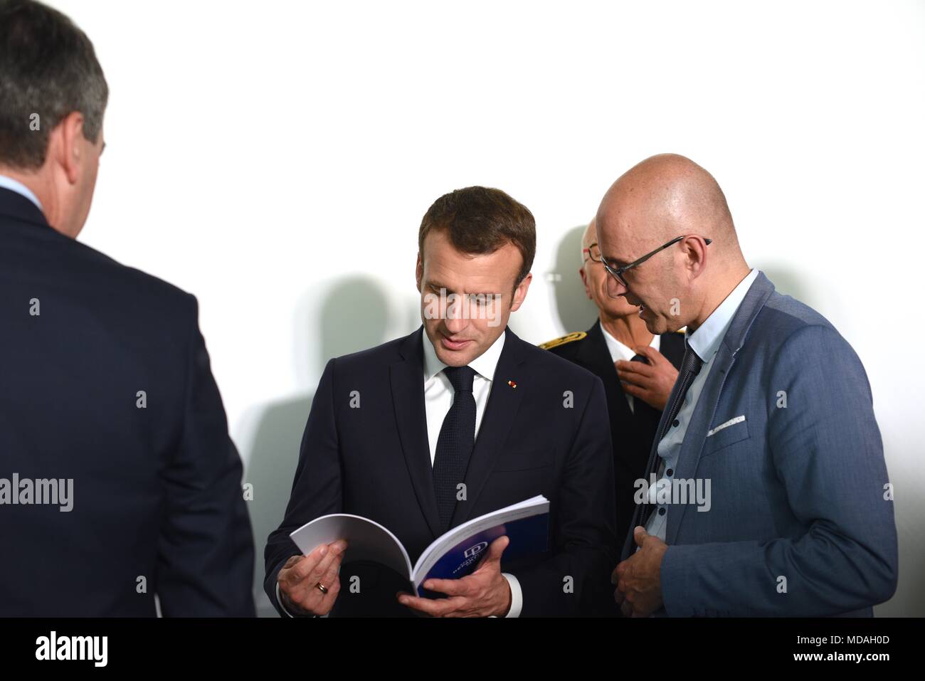 Straßburg, Frankreich. 17. April 2018. Emmanuel Macon in Straßburg vor dem Europäischen Parlament am 17. April 2018. Rede und Antonio Tajani Treffen der Präsidenten des Europäischen Parlaments. Unterschrift des dreijährigen Vertrag Straßburger europäische Hauptstadt", anstelle von Europa, in Anwesenheit von Frau Nathalie Loiseau Minister für Europäische Angelegenheiten, Roland Ries Bürgermeister von Straßburg, Alain Fontanelle erster stellvertretender Bürgermeister von Straßburg, Jean Luc Marx Präfekt der Grand Est. Quelle: Avenir Bilder/Alamy leben Nachrichten Stockfoto