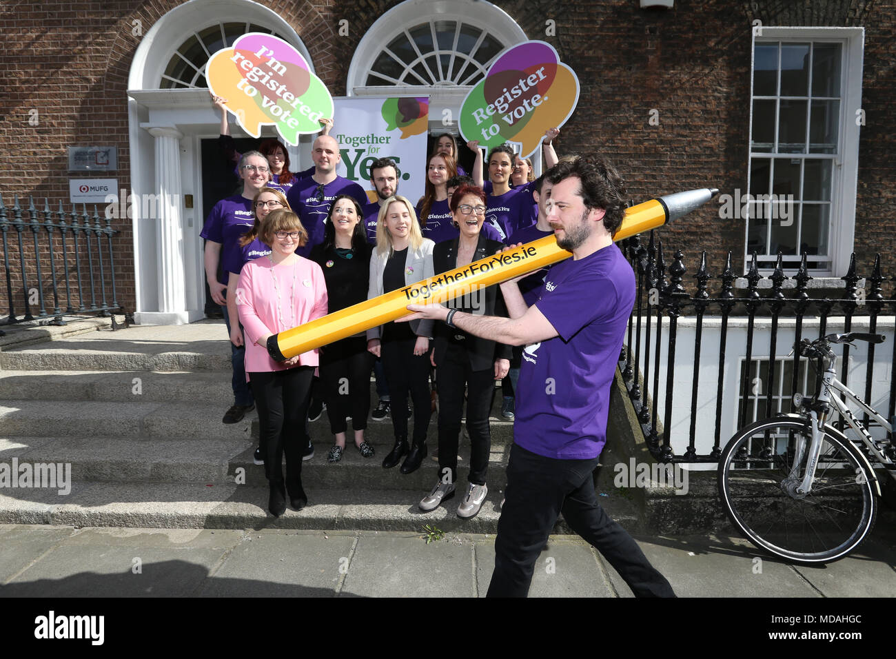 Dublin, Irland. 18. April 2018. Beide Seiten der Debatte über das irische Referendum Abtreibung in Aktion heute. Credit: RollingNews.ie/Alamy leben Nachrichten Stockfoto