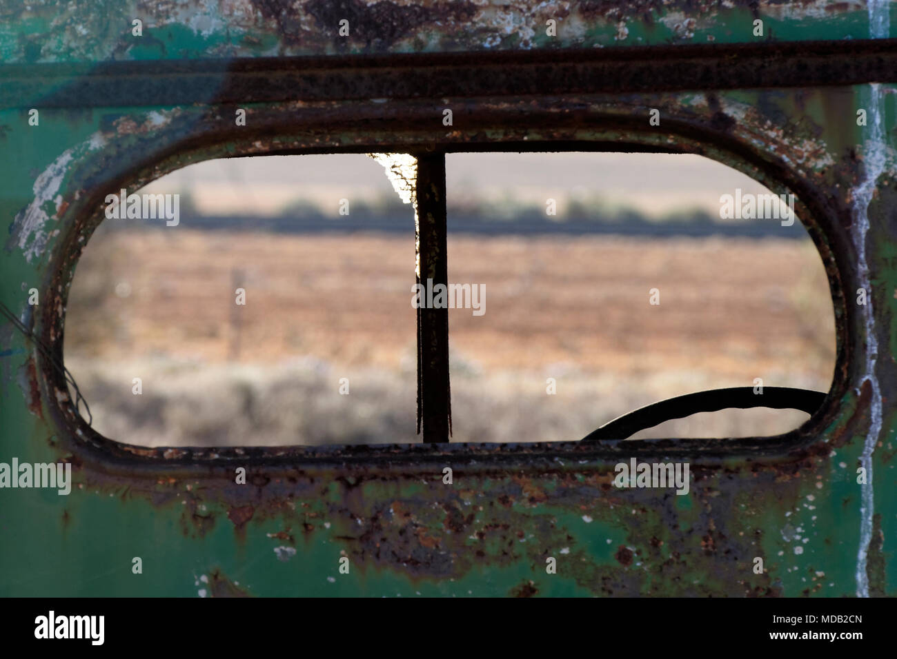 Alte antike Internationalen Lkw Wrack auf Ackerland, Wiedergeltingen, Western Australia Stockfoto