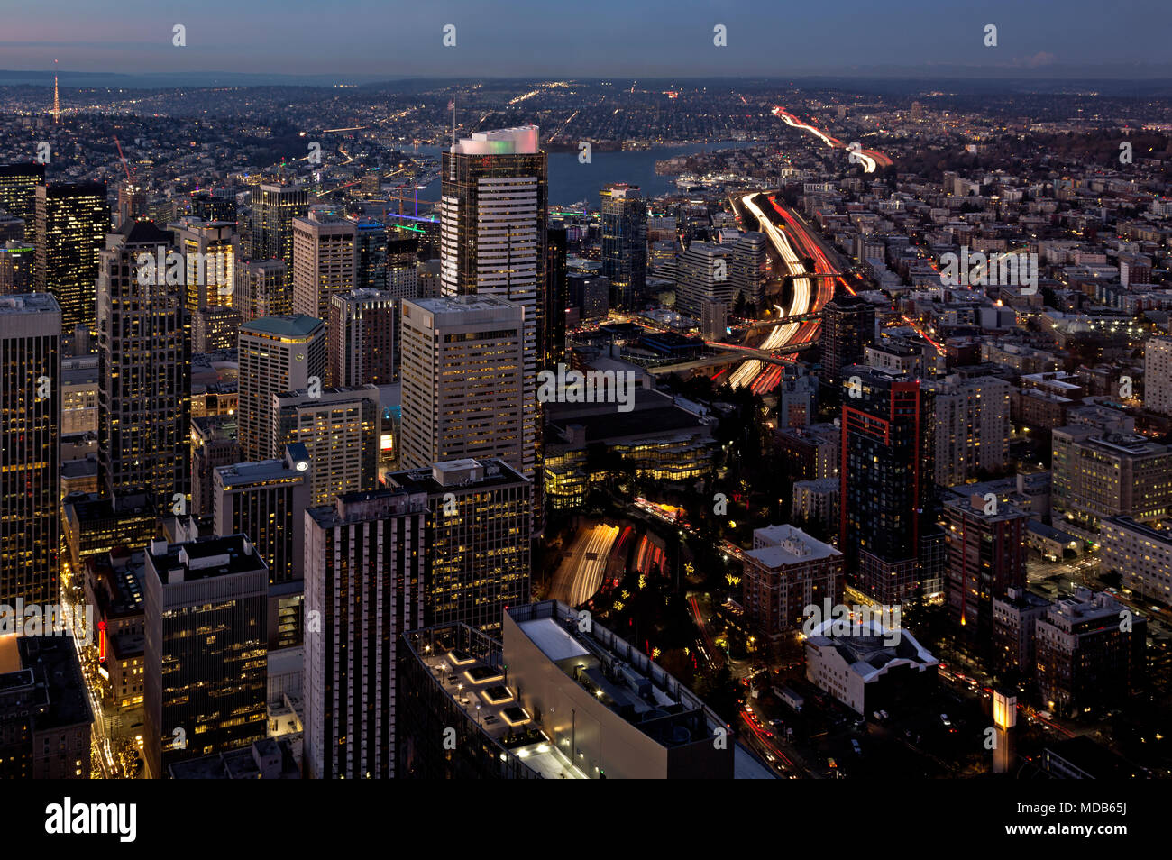 WA15299-00...WASHINGTON - Blick auf den Norden der Innenstadt von Seattle und Lake Union mit der Interstate 5. 2012 Stockfoto
