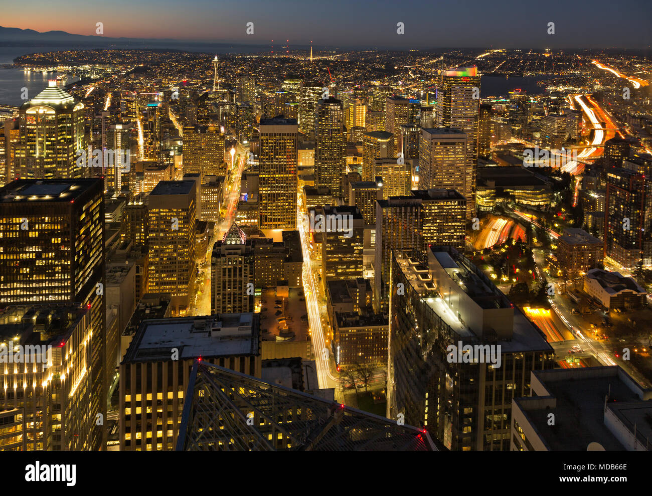 WA15300-00...WASHINGTON - Blick auf die Innenstadt von Seattle in der Abenddämmerung vom Sky View Observatory im 73. Stock des Columbia Center Building 2012 Stockfoto