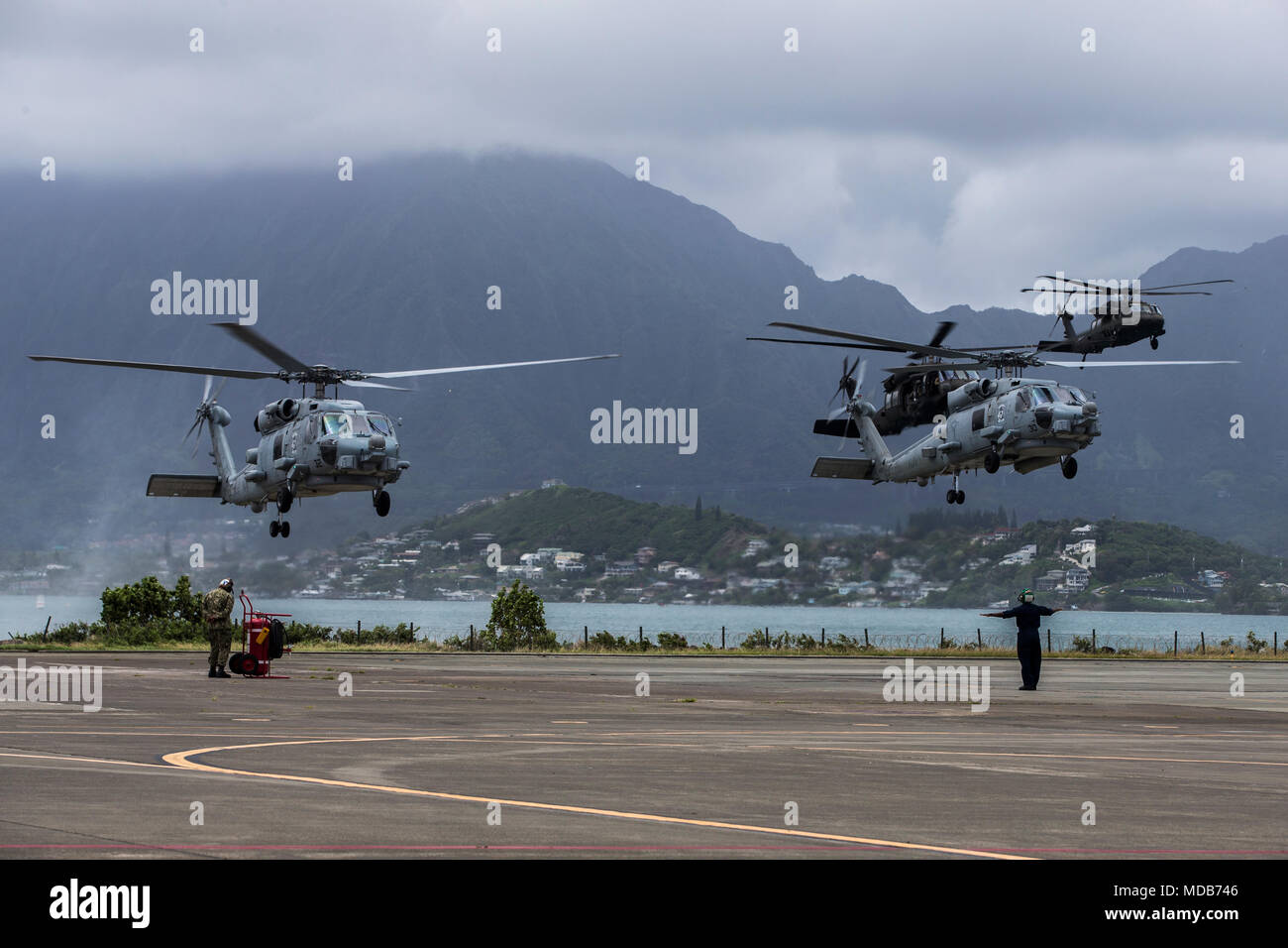 Zwei MH-60R Meer Falken zu Maritime Strike Squadron (HSM) 37, Marine Corps Air Station Kaneohe Bay, und zwei UH-60 Black Hawks nach Fort Wheeler zugeordnet Segler mit loslösung 2, HSM 37 zugeordnet Marine Corps Air Station Kaneohe Bay, Jan. 17, 2018. Segler mit der Loslösung von der Bereitstellung, in der Sie bereitgestellt und unterstützt die Freiheit der Schifffahrt und maritime Sicherheit im westlichen Pazifischen Ozean zurück. (U.S. Marine Corps Foto: Sgt. Alex Kouns) Stockfoto