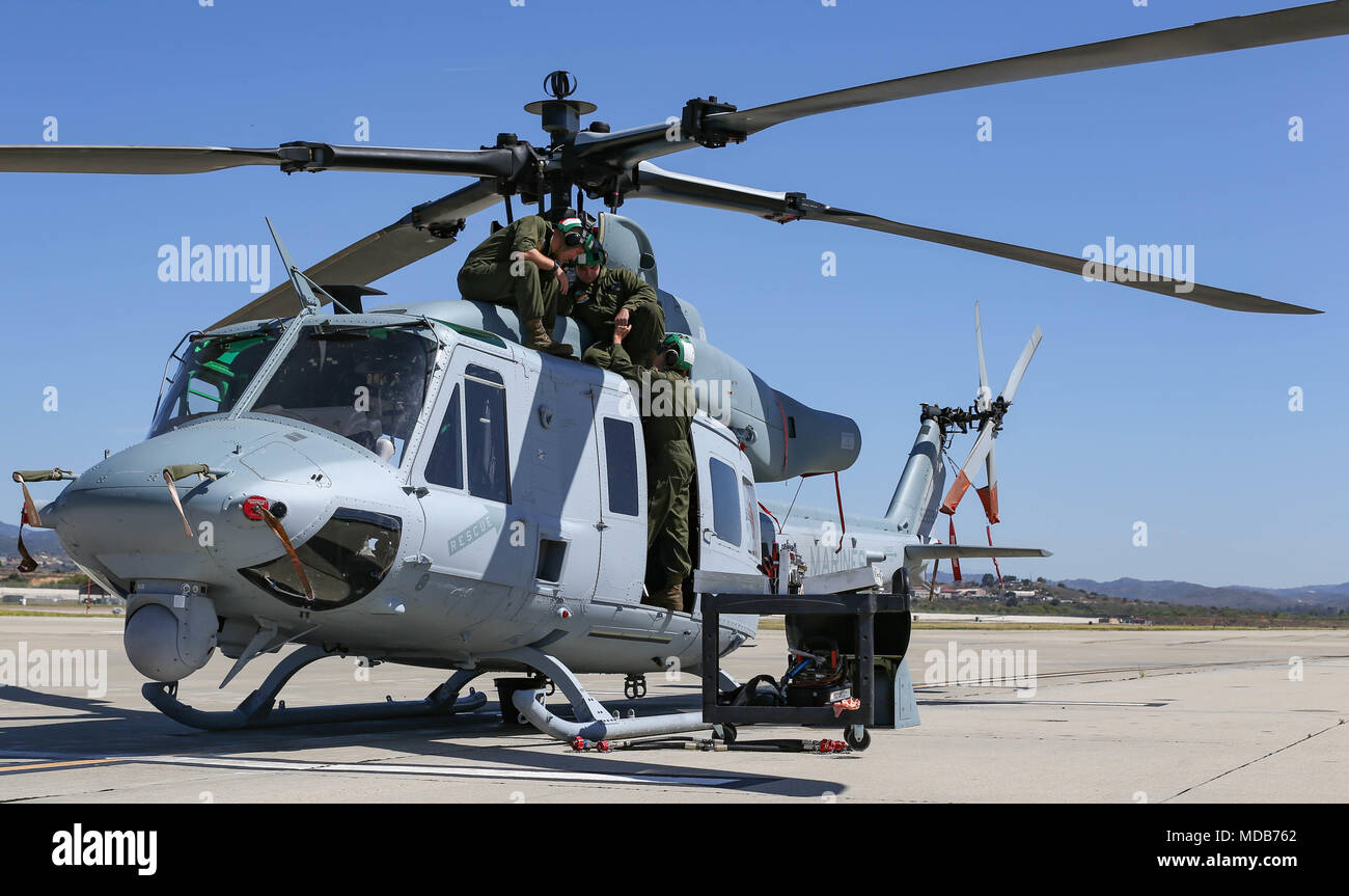 Marines mit Marine Light Attack Helicopter Squadron 775 (HMLA 775), Marine Flugzeuge Gruppe-41, 4 Marine Flugzeugflügel, führen Sie regelmäßige Wartung der UH-1Y Venom auf der Marine Corps Air Station, Camp Pendleton, Calif., 18. April 2018. Auch bekannt als "kojoten", HMLA 775 auf Camp Pendleton im Jahr 2016 nach fast acht Jahren stillgelegt wird reaktiviert wurde. (U.S. Marine Corps Foto von Cpl. Desiree König) Stockfoto