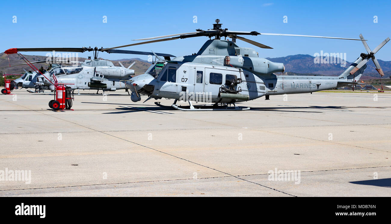 Eine Marine Corps Venom UH-1Y und AH-1W Super Cobra aus marinen Light Attack Helicopter Squadron 775 (HMLA 775), Marine Flugzeuge Gruppe-41, 4 Marine Flugzeugflügel, erwarten regelmäßige Wartung der Marine Corps Air Station, Camp Pendleton, Calif., 18. April 2018. Auch bekannt als "kojoten", HMLA 775 auf Camp Pendleton im Jahr 2016 nach fast acht Jahren stillgelegt wird reaktiviert wurde. (U.S. Marine Corps Foto von Cpl. Desiree König) Stockfoto