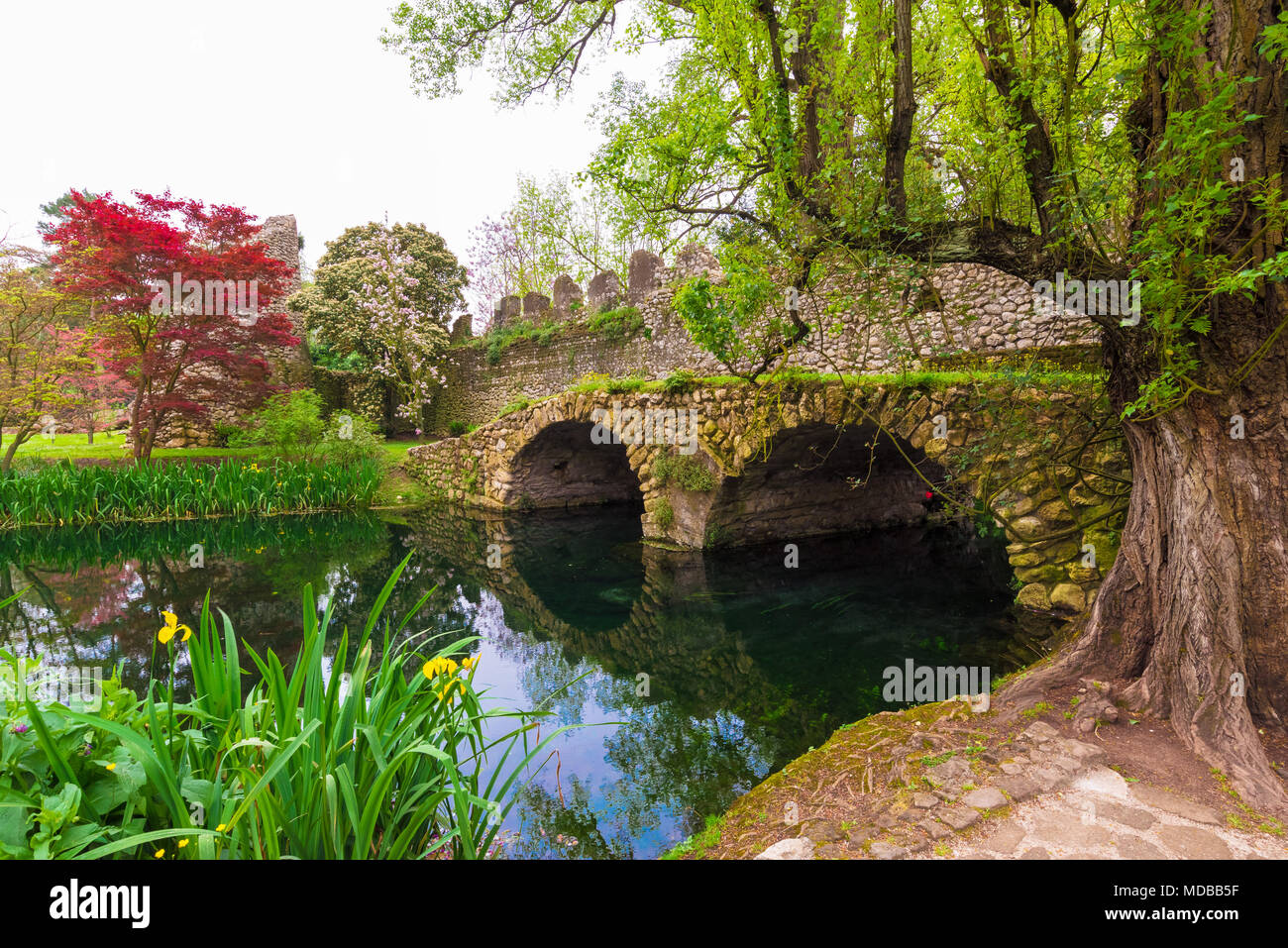 Garten von Ninfa, Italien - ein Naturdenkmal mit mittelalterlichen Ruinen in Stein, Blumen Park und ein ehrfürchtiges Torrent mit wenig fallen. Provinz Latina. Stockfoto