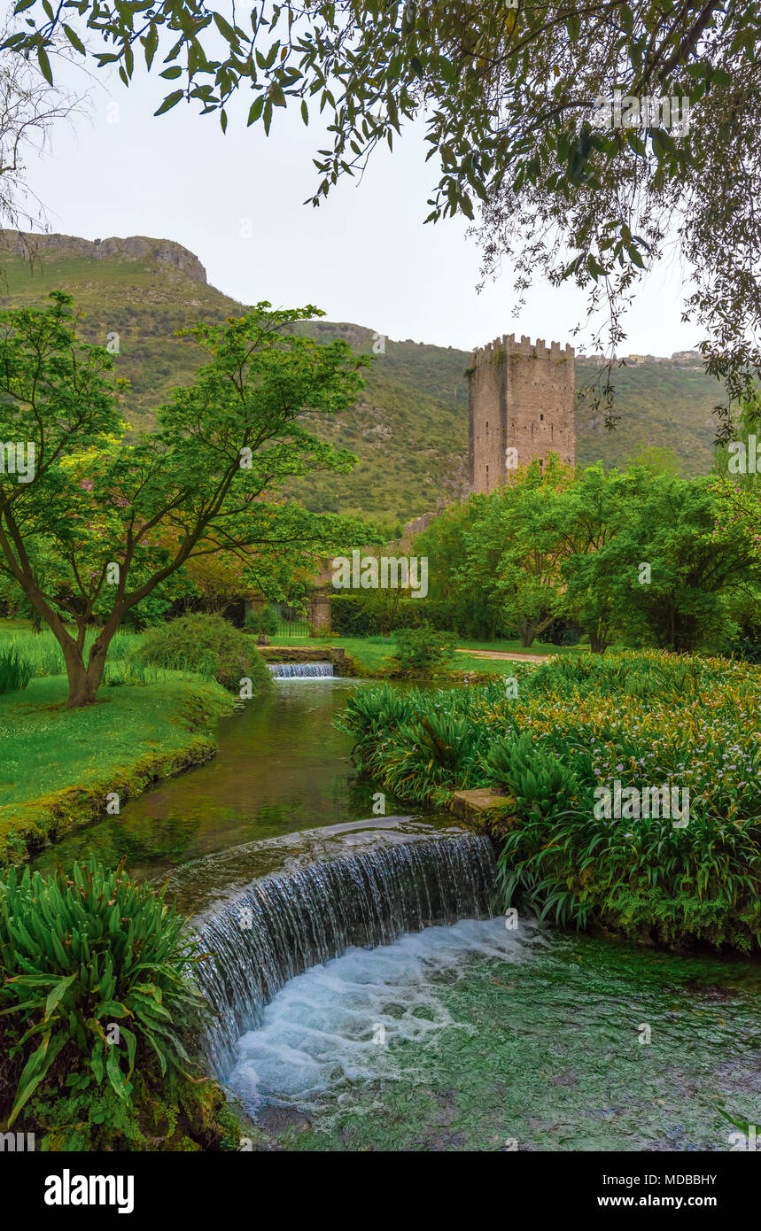 Garten von Ninfa, Italien - ein Naturdenkmal mit mittelalterlichen Ruinen in Stein, Blumen Park und ein ehrfürchtiges Torrent mit wenig fallen. Provinz Latina. Stockfoto