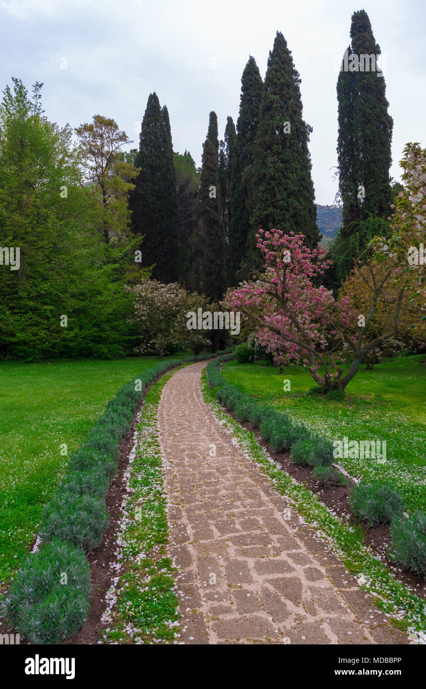 Garten von Ninfa, Italien - ein Naturdenkmal mit mittelalterlichen Ruinen in Stein, Blumen Park und ein ehrfürchtiges Torrent mit wenig fallen. Provinz Latina. Stockfoto
