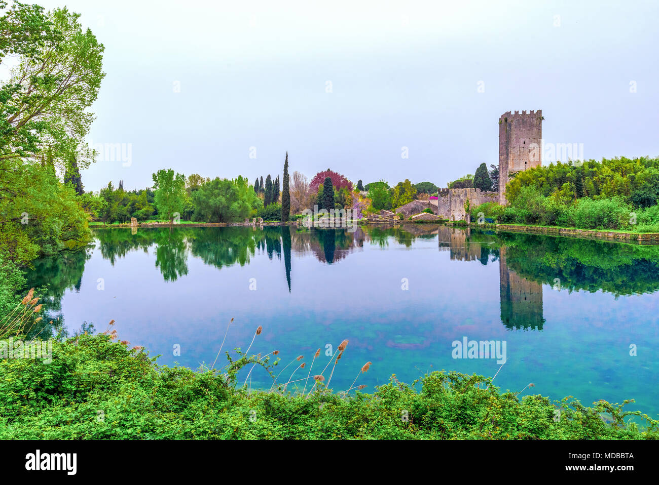 Garten von Ninfa, Italien - ein Naturdenkmal mit mittelalterlichen Ruinen in Stein, Blumen Park und ein ehrfürchtiges Torrent mit wenig fallen. Provinz Latina. Stockfoto