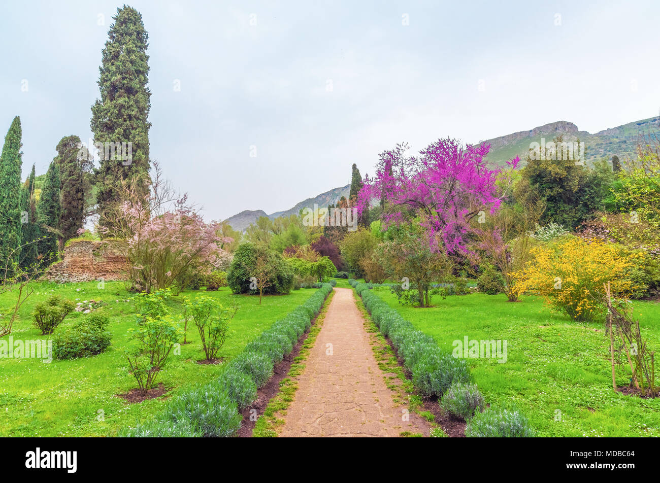 Garten von Ninfa, Italien - ein Naturdenkmal mit mittelalterlichen Ruinen in Stein, Blumen Park und ein ehrfürchtiges Torrent mit wenig fallen. Provinz Latina. Stockfoto