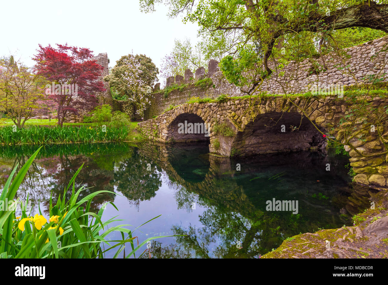 Garten von Ninfa, Italien - ein Naturdenkmal mit mittelalterlichen Ruinen in Stein, Blumen Park und ein ehrfürchtiges Torrent mit wenig fallen. Provinz Latina. Stockfoto