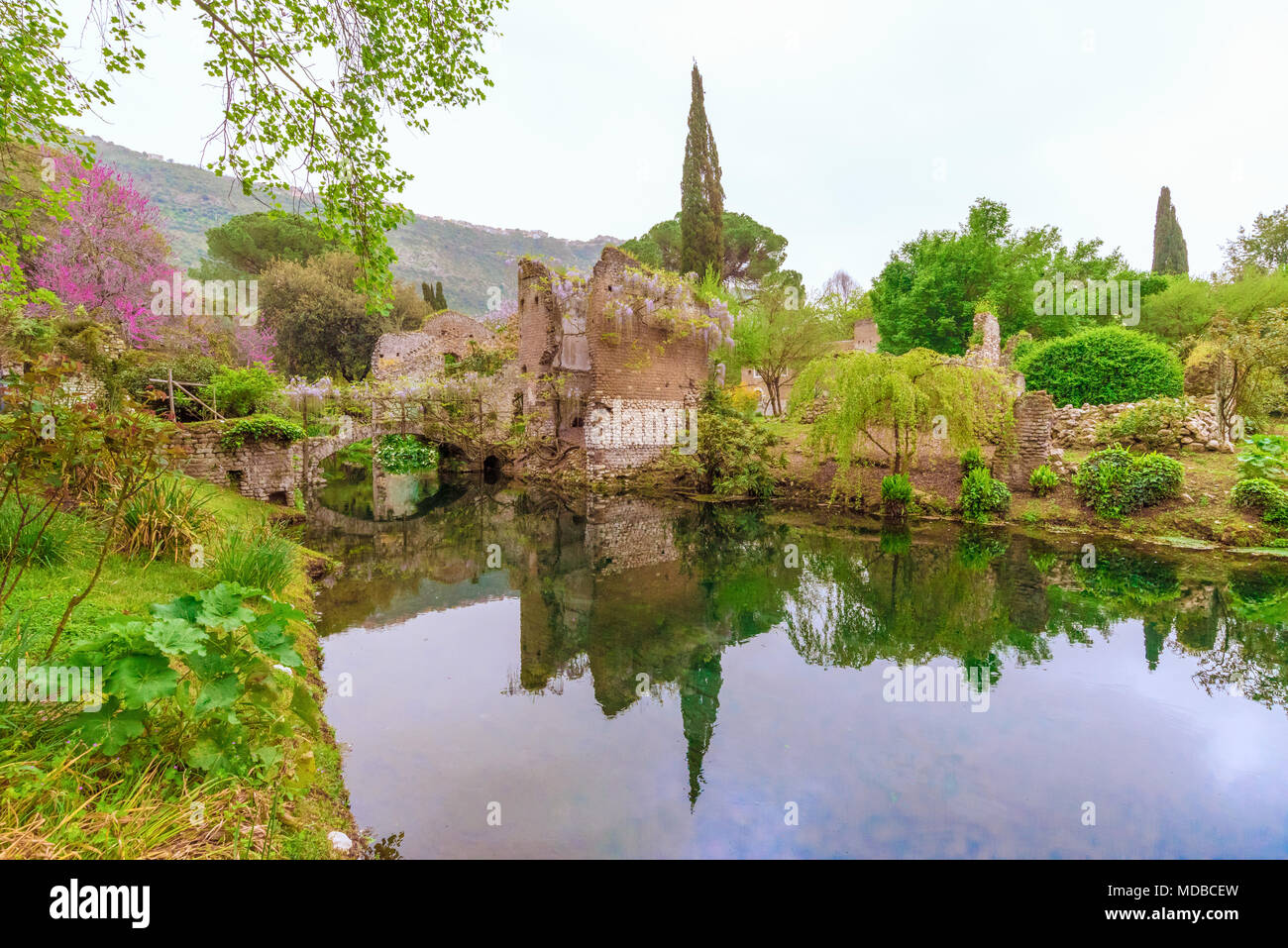 Garten von Ninfa, Italien - ein Naturdenkmal mit mittelalterlichen Ruinen in Stein, Blumen Park und ein ehrfürchtiges Torrent mit wenig fallen. Provinz Latina. Stockfoto