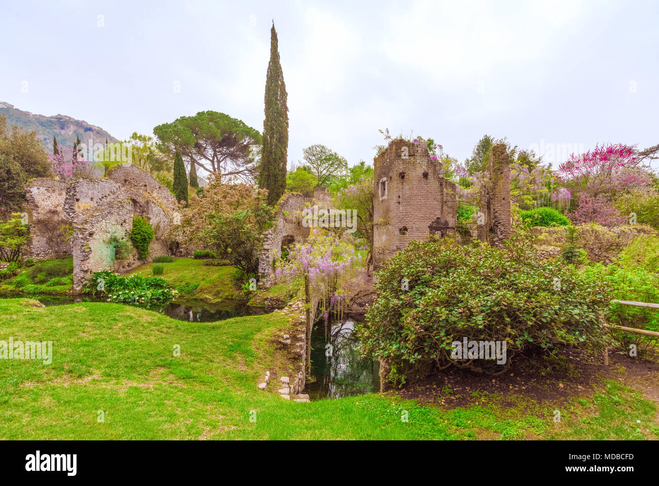 Garten von Ninfa, Italien - ein Naturdenkmal mit mittelalterlichen Ruinen in Stein, Blumen Park und ein ehrfürchtiges Torrent mit wenig fallen. Provinz Latina. Stockfoto