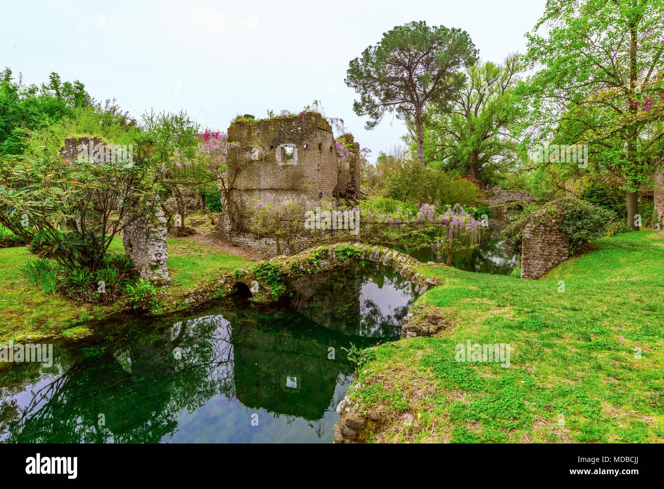 Garten von Ninfa, Italien - ein Naturdenkmal mit mittelalterlichen Ruinen in Stein, Blumen Park und ein ehrfürchtiges Torrent mit wenig fallen. Provinz Latina. Stockfoto