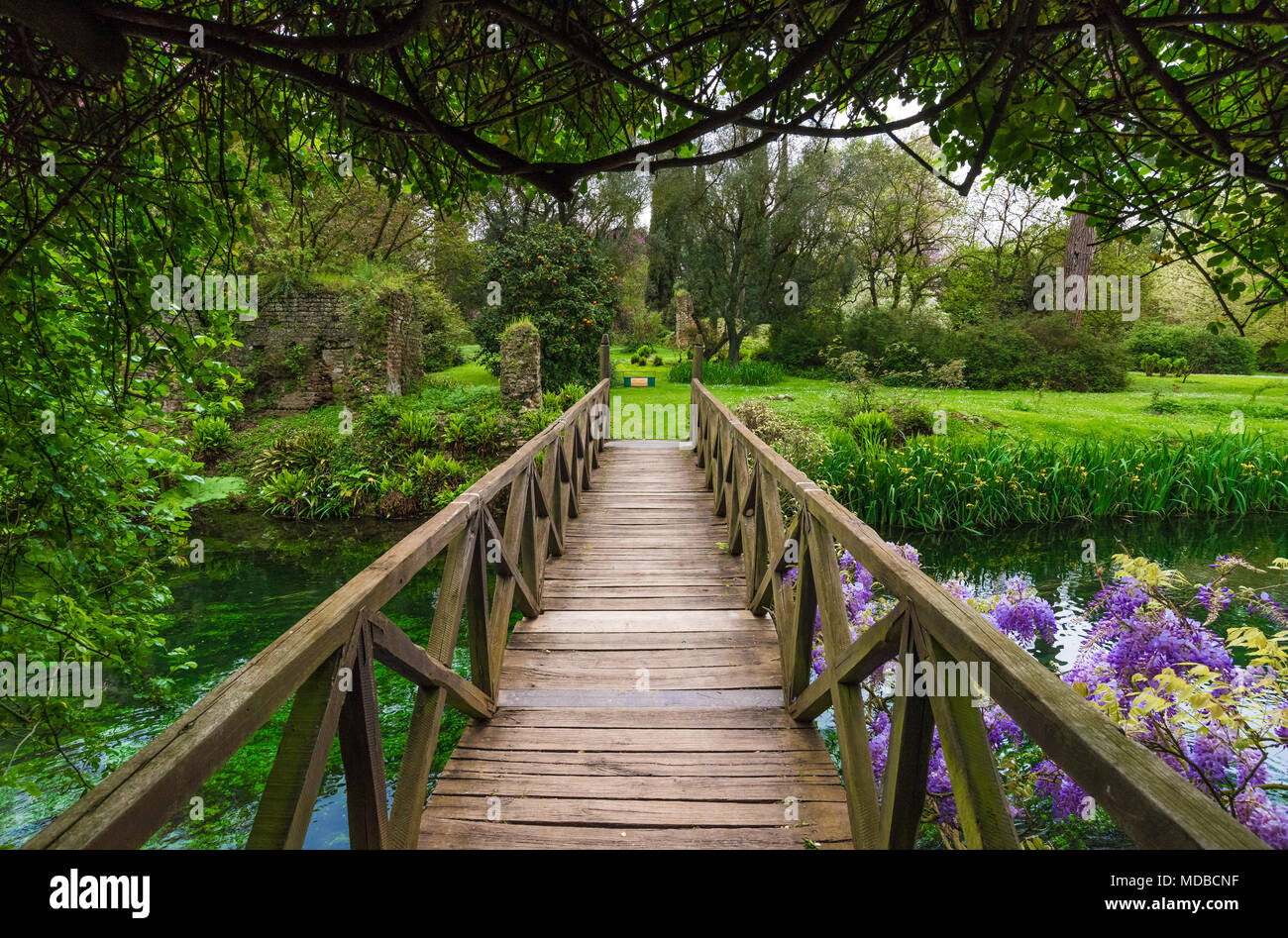 Garten von Ninfa, Italien - ein Naturdenkmal mit mittelalterlichen Ruinen in Stein, Blumen Park und ein ehrfürchtiges Torrent mit wenig fallen. Provinz Latina. Stockfoto
