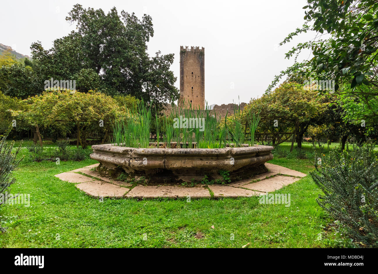 Garten von Ninfa, Italien - ein Naturdenkmal mit mittelalterlichen Ruinen in Stein, Blumen Park und ein ehrfürchtiges Torrent mit wenig fallen. Provinz Latina. Stockfoto