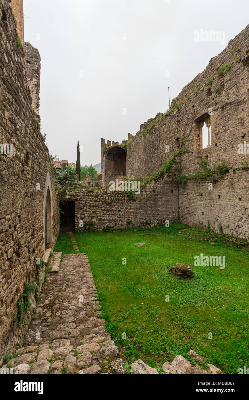 Garten von Ninfa, Italien - ein Naturdenkmal mit mittelalterlichen Ruinen in Stein, Blumen Park und ein ehrfürchtiges Torrent mit wenig fallen. Provinz Latina. Stockfoto