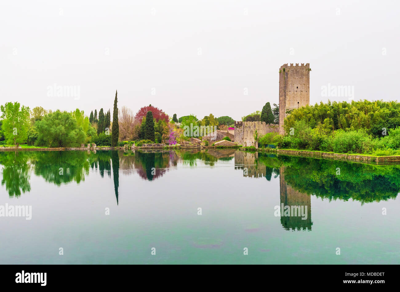 Garten von Ninfa, Italien - ein Naturdenkmal mit mittelalterlichen Ruinen in Stein, Blumen Park und ein ehrfürchtiges Torrent mit wenig fallen. Provinz Latina. Stockfoto