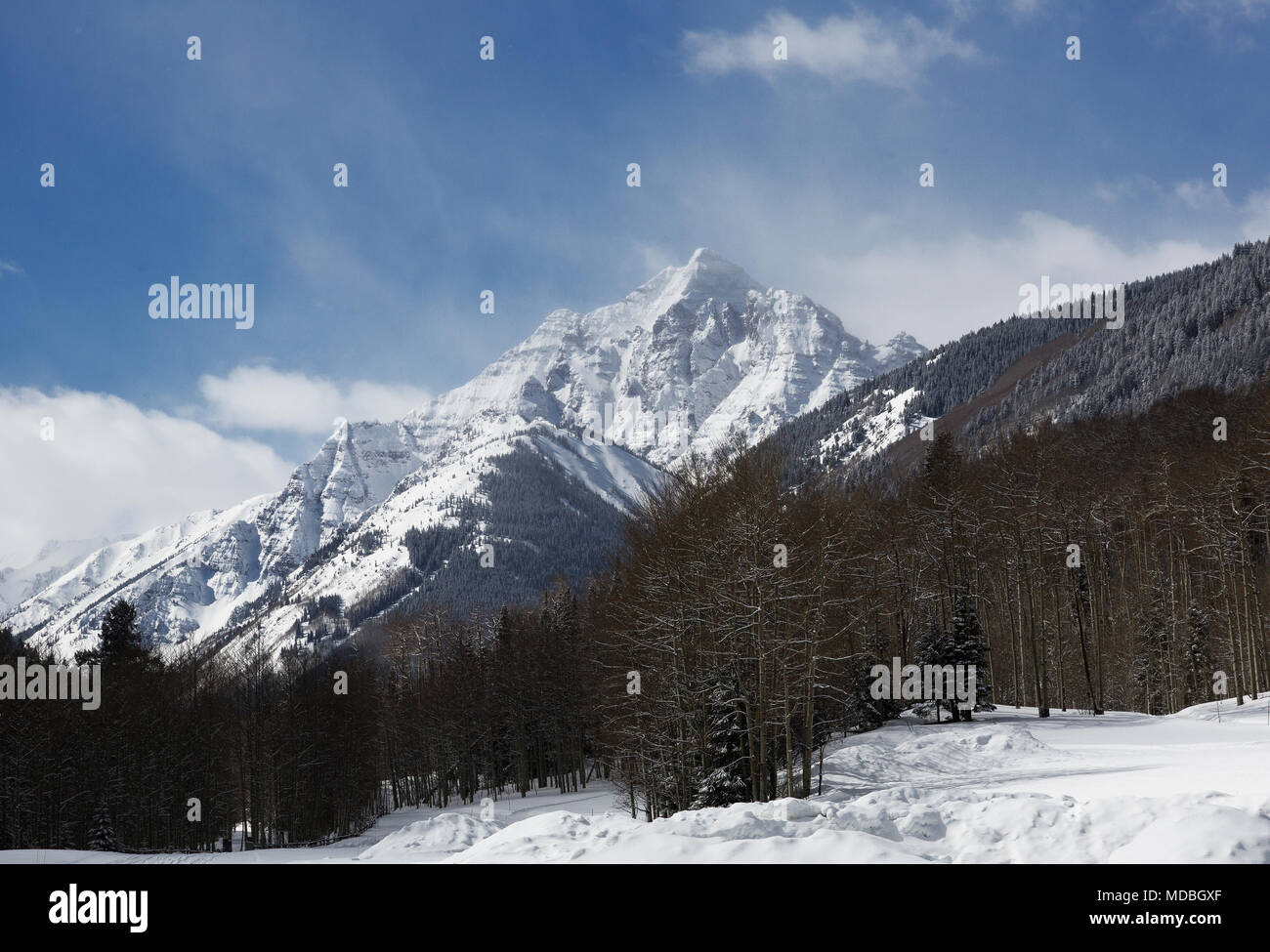 Pyramid Peak bei Maroon Bells im Winter mit frischem Schnee Stockfoto