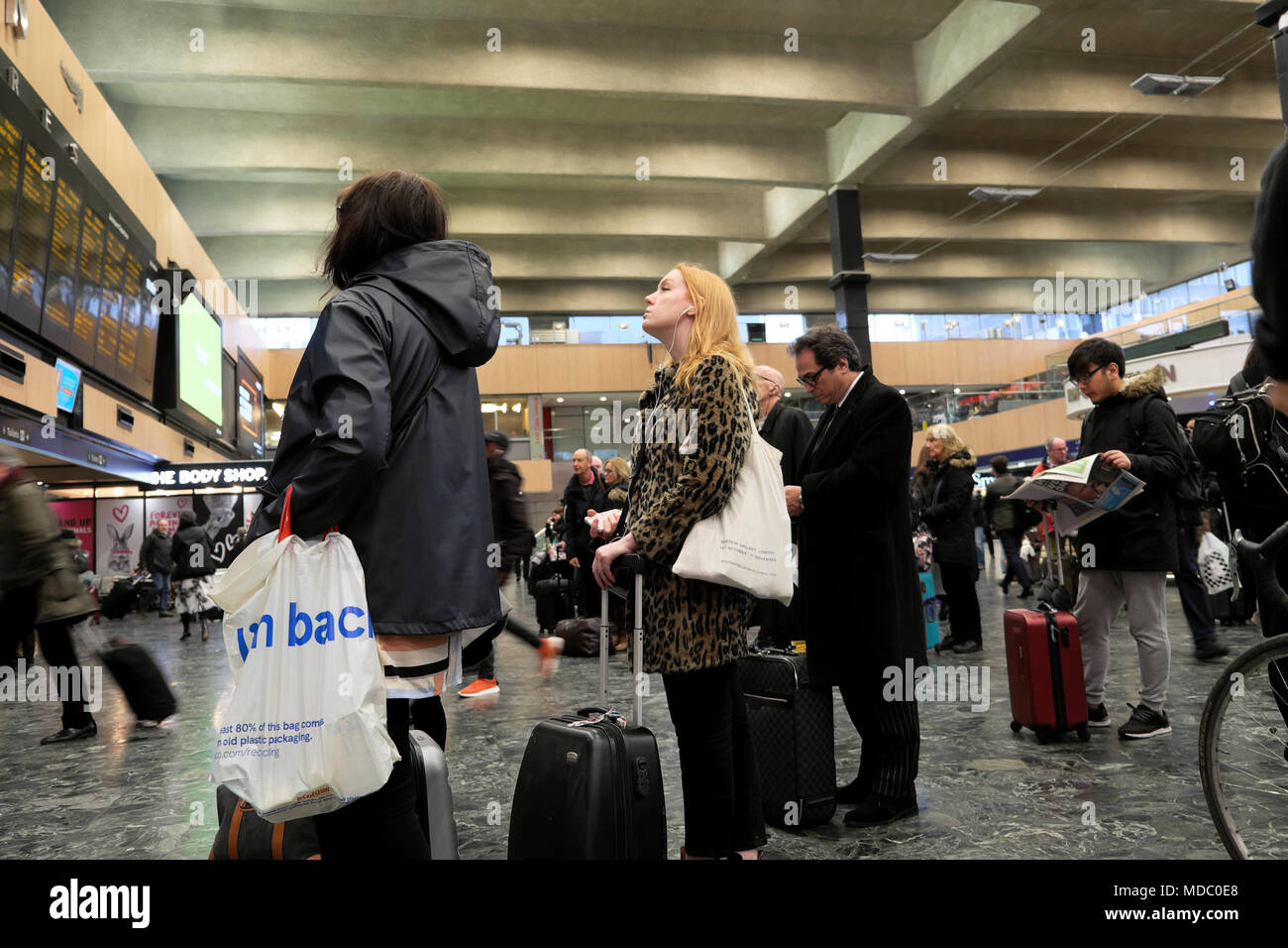 Pendler Menschen standen Wartend auf die bahnhofshalle an der Abfahrt Board auf der Euston Station in London, England, UK KATHY DEWITT Stockfoto