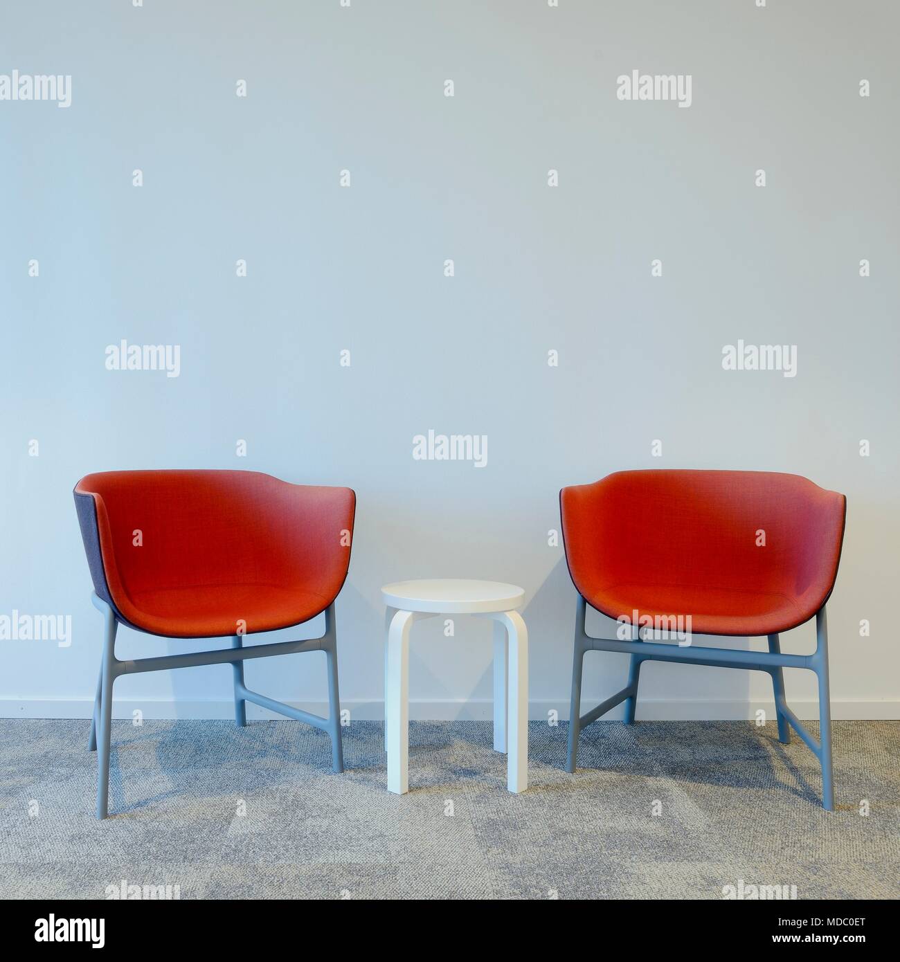 Zwei moderne rote Stühle Stockfoto