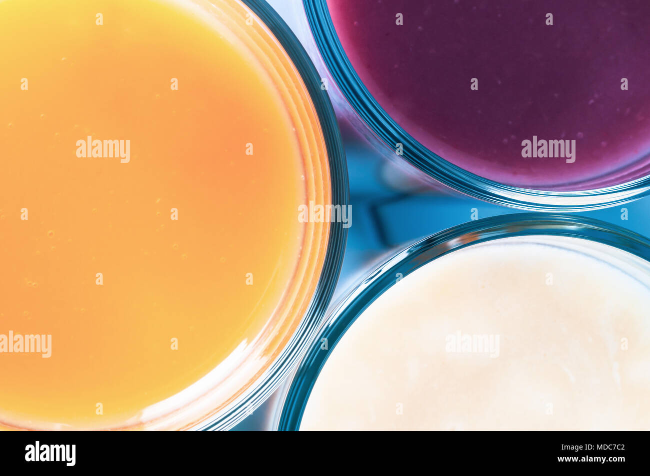 Overhead Nahaufnahme von drei verschiedenen Fruchtgeschmack Smoothies in Gläser. Für retro wirksam gefiltert. Stockfoto