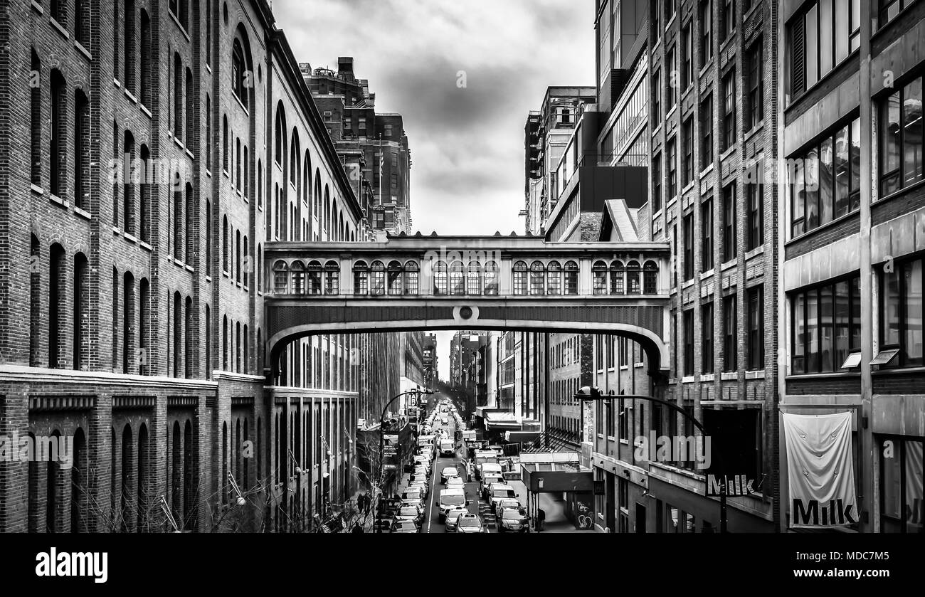New York City, New York, Januar 2018, die Sky Bridge der West 15th Street zwischen zwei Gebäuden über einem der Downtown Manhattan Street Stockfoto