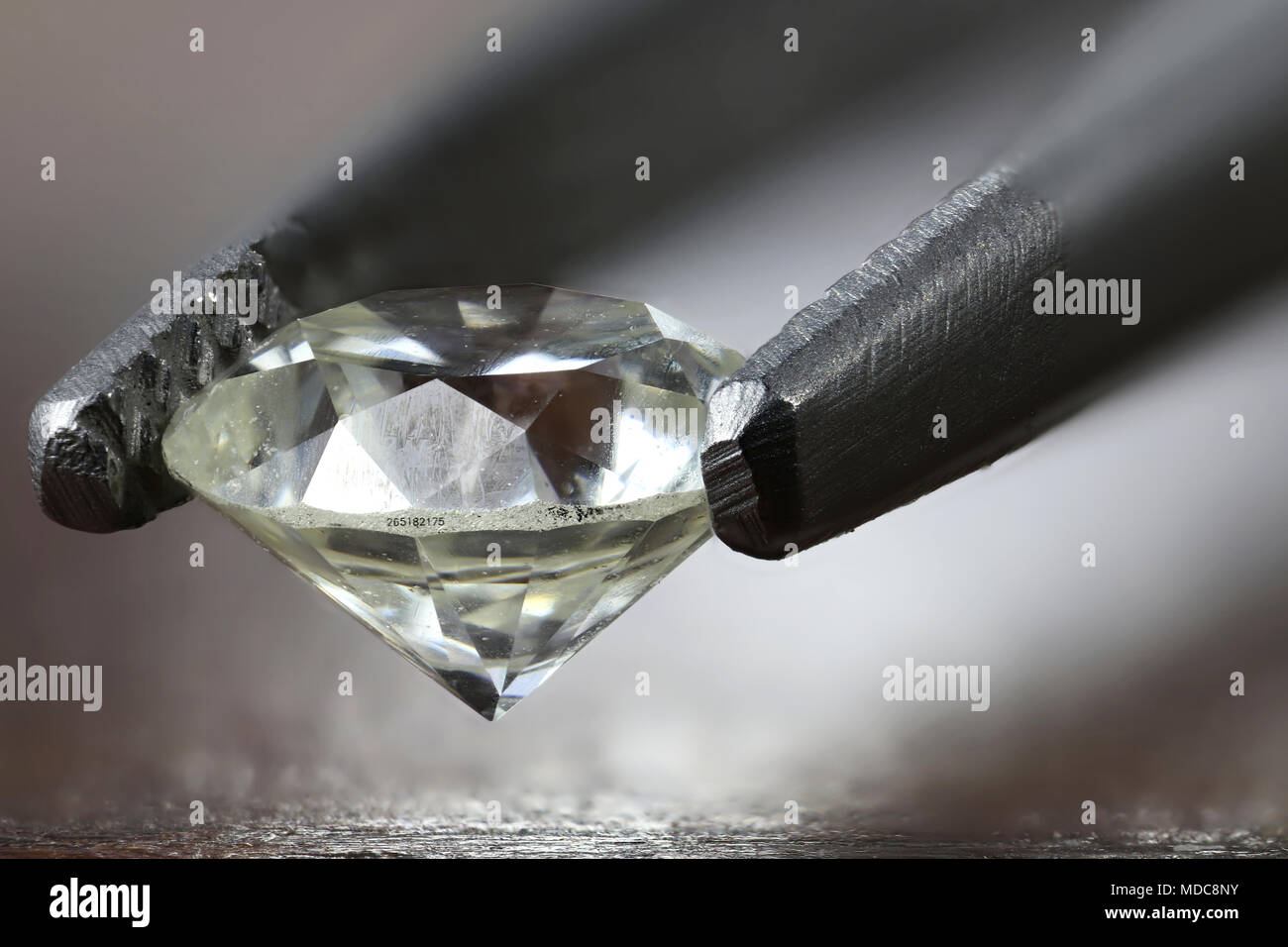0,45ct Brillanten Diamanten mit Laserbeschriftung von Pinzette gehalten zertifiziert Stockfoto