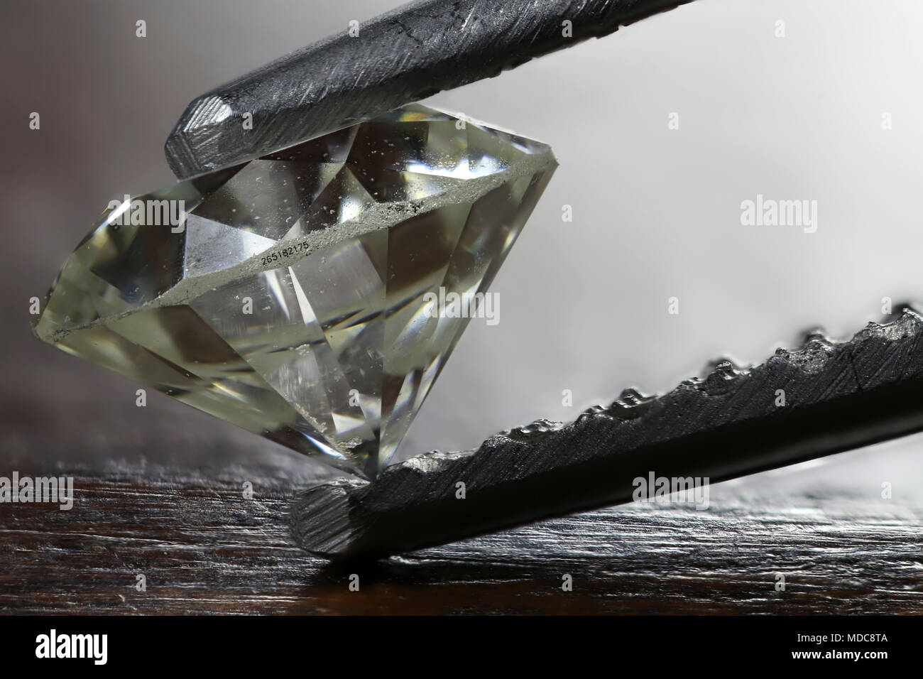 0,45ct Brillanten Diamanten mit Laserbeschriftung von Pinzette gehalten zertifiziert Stockfoto