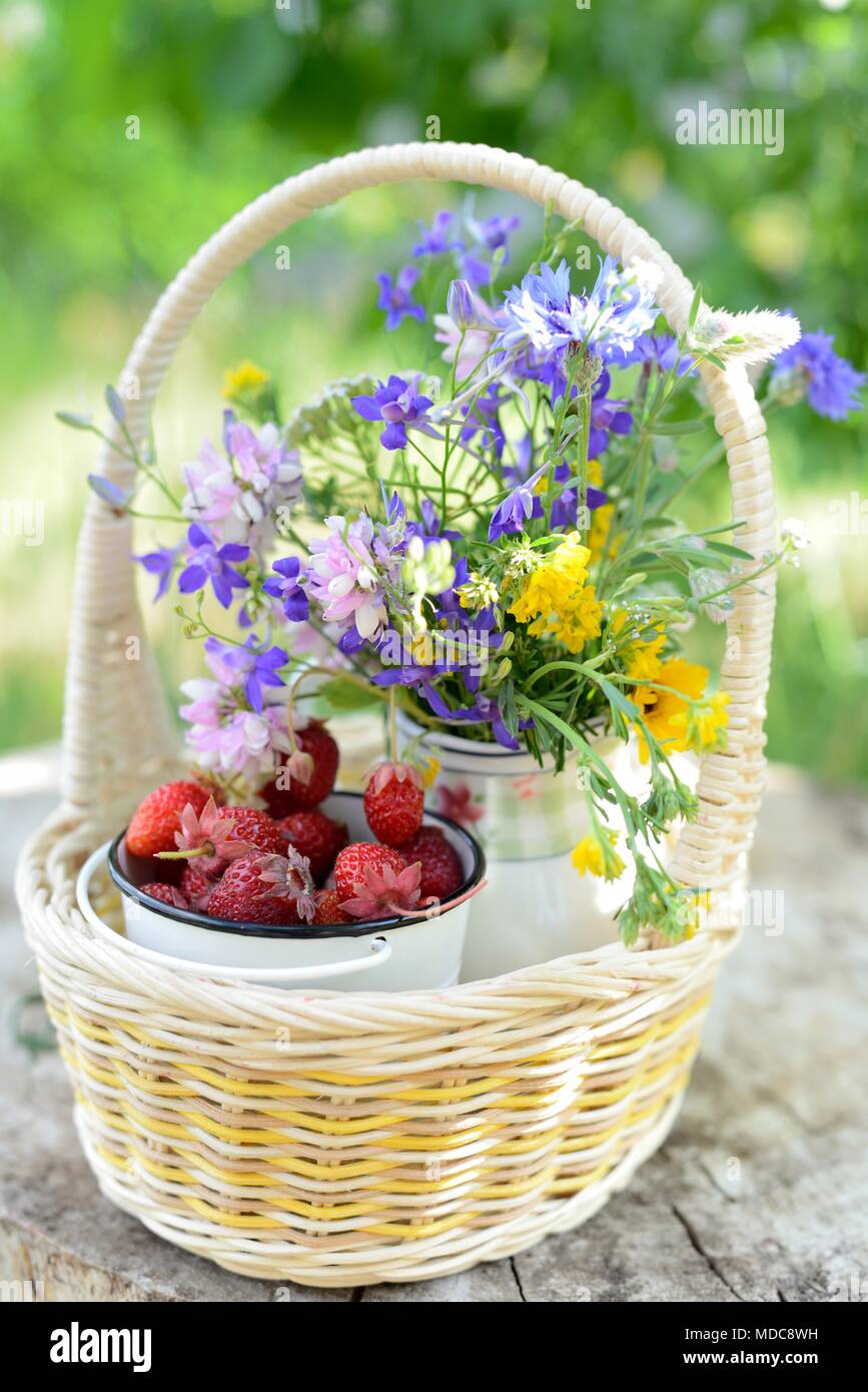 Still-Leben im Freien: einen Korb mit Erdbeeren und Marmelade Stockfoto