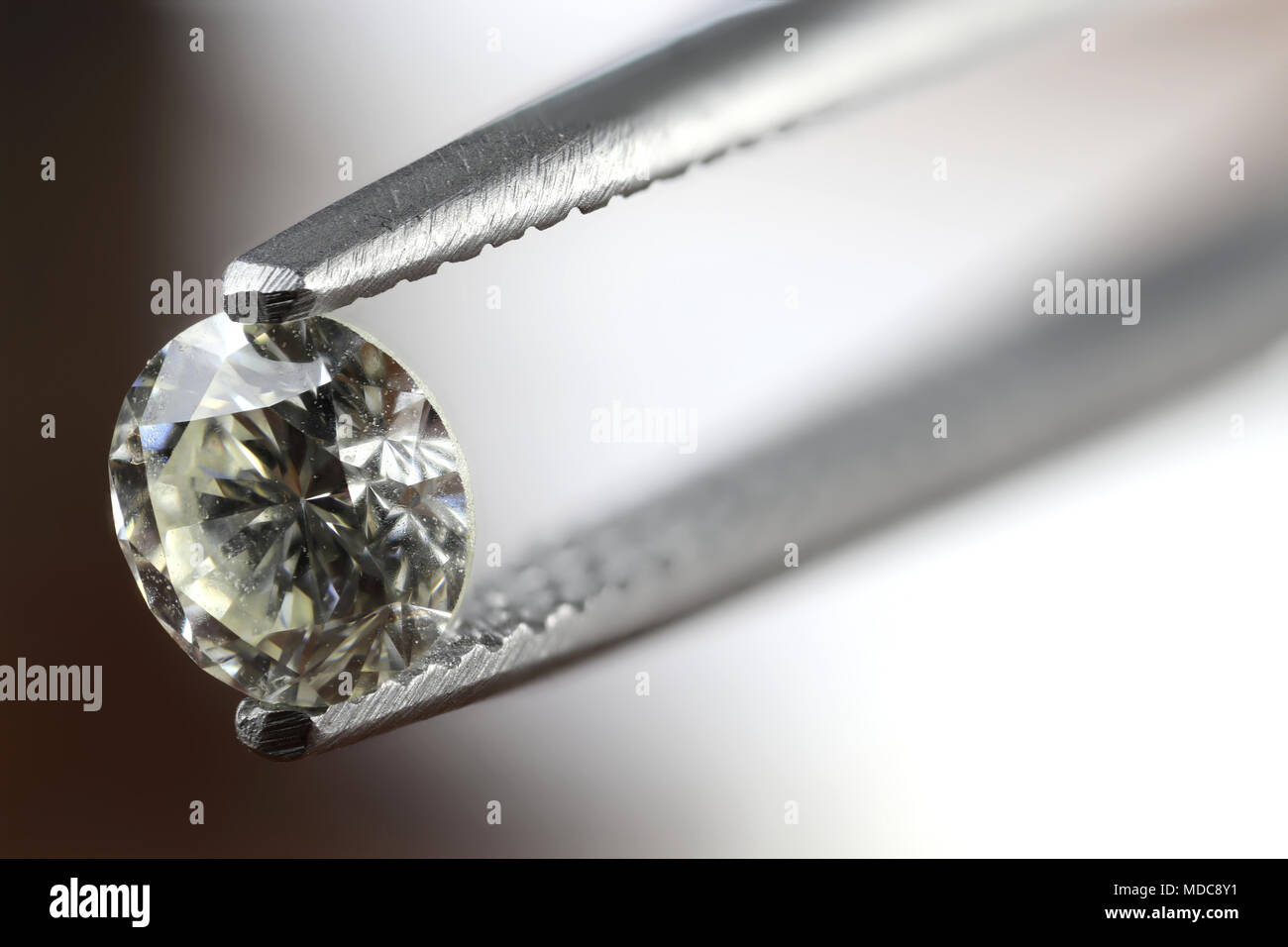 0,45ct Brillanten Diamanten durch Pinzette gehalten Stockfoto