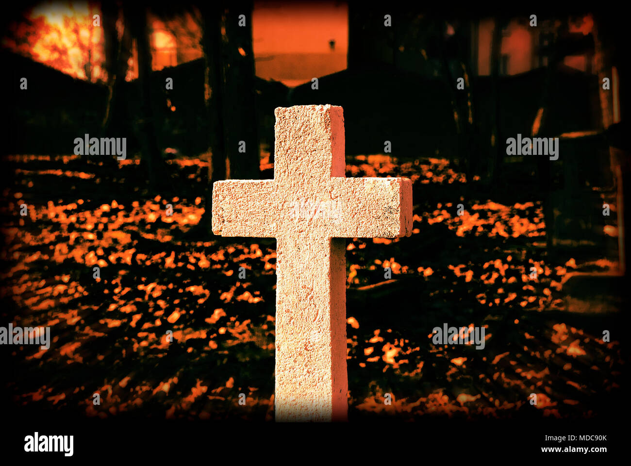 Alte und vergessene Kreuz Grabstein in dunklen mystischen Friedhof. Stockfoto